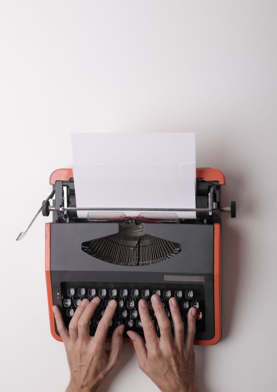 dłonie piszące na maszynie