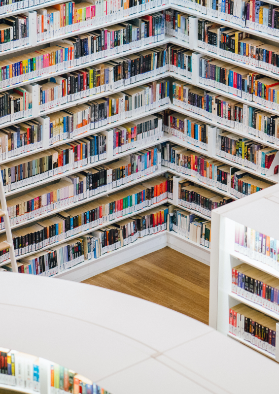 połączone prostopadle regały wypełnione książkami