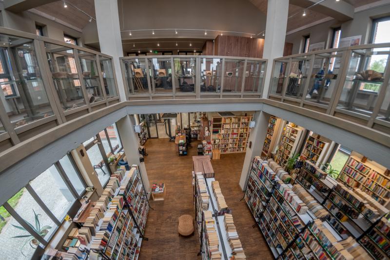 widok z góry na pomieszczenie biblioteki z wieloma regałami i książkami