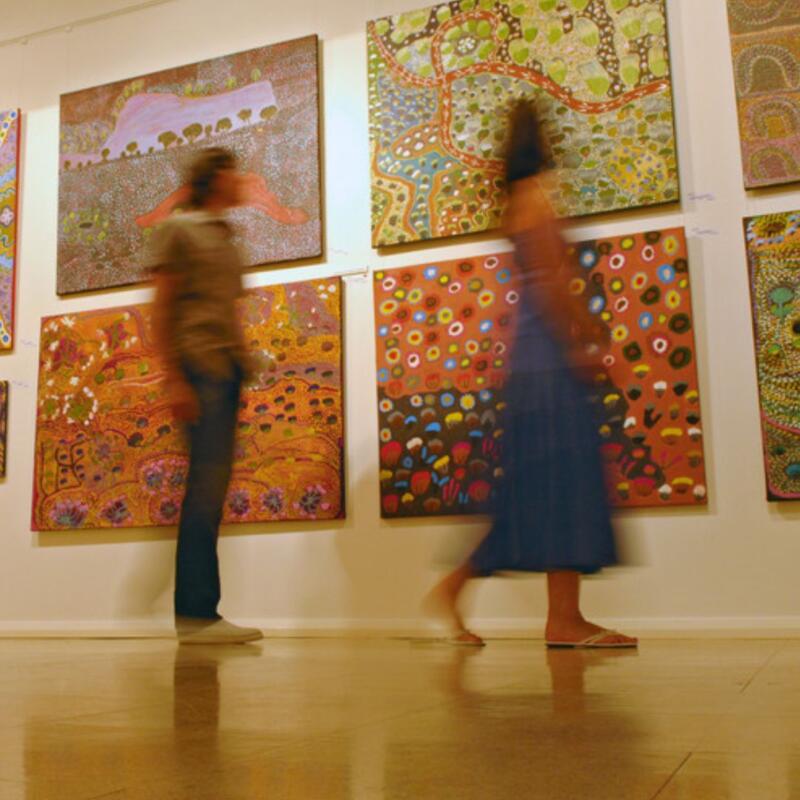 rozmazane sylwetki dwóch osób oglądających obrazy