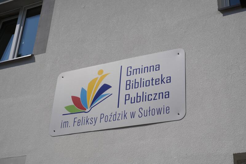 tablica na budynku Gminna Biblioteka Publiczna im. Feliksy Poździk w Sułowie