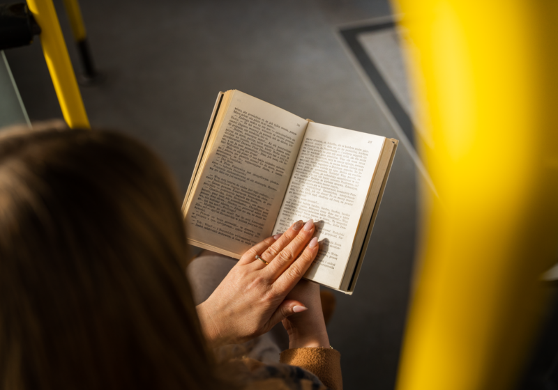 kobieta czytająca książkę